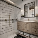 Łazienka z drewnianą szafką umywalkową, kabiną prysznicową, białymi marmurowymi płytkami i mozaiką Raw Decor Cecile Biały Połysk z Czarną Koniczyną 25x22,8