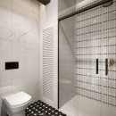 Łazienka z kabiną prysznicową, białymi marmurowymi płytkami i mozaiką Raw Decor Cecile Biały Połysk z Czarną Koniczyną 25x22,8
