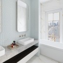 Łazienka z białą wanną i umywalkami, marmurowymi płytkami, blatem oraz ścienną mozaiką dekoracyjną Raw Decor Cecile Baby Blue Połysk z Białą Koniczyną