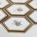 Mozaika dekoracyjna ścienna w kolorze złotym z motywem pszczoły, połysk Raw Decor Heksagon XL Queen Bee Gold Połysk 25,6x29,5