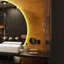 Łazienka z podświetlanym lustrem, białą umywalką nablatową oraz płytkami ściennymi - Raw Decor Metropolis Amber