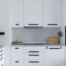 Kuchnia z białymi frontami oraz białymi płytkami ściennymi Raw Decor Constellation White z ciemną fugą