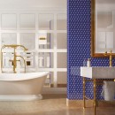 Łazienka z białą wanną wolnostojącą, złotymi bateriami oraz niebieskimi płytkami ściennymi - mozaika Raw Decor Constellation Cobalt Blue