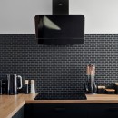 Kuchnia z drewnianym blatem, płytą indukcyjną, okapem i czarnymi płytkami ściennymi Raw Decor Mini Cegiełka Czarna Matowa