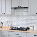 Kuchnia z drewnianym blatem i płytkami ściennymi Raw Decor Cegiełka XL Marble Matowa