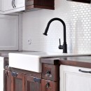 Kuchnia z drewnianym blatem, czarną baterią i białymi płytkami ściennymi - mozaiką dekoracyjną Raw Decor Mini Cegiełka Biała Połysk