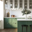 Kuchnia z zielonymi szafkami, białym blatem i białymi płytkami ściennymi - mozaiką dekoracyjną Raw Decor Jodełka XL Biała Połysk z ciemną fugą