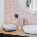 Łazienka z drewnianym blatem, białą umywalką nablatową, złotą baterią i różowymi płytkami ściennymi z ciemną fugą - mozaiką Raw Decor Jodełka XL Pink Matowa