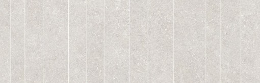 Jasna, szara płytka ceramiczna Marazzi Mystone Berici Cenere Mosaico Strip 60x180 cm MP2R  o subtelnej, jednolitej kolorystyce, na jej powierzchni widoczne są delikatne, pionowe linie, tworzące subtelny, prążkowany efekt