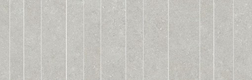 Jasna, szara płytka ceramiczna Marazzi Mystone Berici Grigio Mosaico Strip 60x180 cm MP2S o subtelnej, jednolitej kolorystyce, na jej powierzchni widoczne są delikatne, pionowe linie, tworzące subtelny, prążkowany efekt
