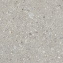 Jasnoszara płytka tarasowa Marazzi Mystone Ceppo Di Gre20 Grey Structured Surface 120x120 cm i grubości 20 mm, jej strukturalna powierzchnia charakteryzuje się delikatnym, ziarnistym wzorem z rozproszonymi inkluzjami w odcieniach szarości i bieli