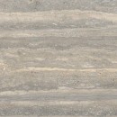Srebrna płytka Marazzi Mystone Travertino Silver 60x60 cm MA0M, imitująca trawertyn, z wyraźnymi, poziomymi warstwami i subtelnymi, jaśniejszymi i ciemniejszymi żyłkami w odcieniach szarości i beżu