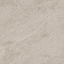 Jednolita, jasnobeżowa płytka antypoślizgowa, ścienna bądź podłogowa imitująca kamień Marazzi Naturalia Beige C2 60x60 cm MF74 z subtelną, matową teksturą i delikatnymi, jaśniejszymi i ciemniejszymi niuansami na całej powierzchni