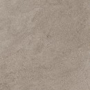 Jednolita, szara płytka Marazzi Naturalia Taupe 100x100 cm MEV9 100x100 cm z subtelną, matową teksturą i delikatnymi, jaśniejszymi i ciemniejszymi niuansami na całej powierzchni
