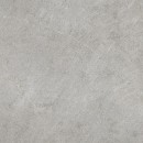 Jednolita, jasnoszara płytka ścienna bądź podłogowa, antypoślizgowa imitująca kamień Marazzi Naturalia Grigio C2 100x100 cm MER0 z subtelną, matową teksturą i delikatnymi, jaśniejszymi i ciemniejszymi niuansami na całej powierzchni