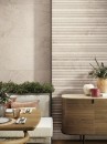 Wnętrze z  płytkami ściennymi imitującymi kamień Porcelanosa Dorcia Bone oraz Line Dorcia Bone