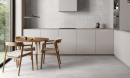 Nowoczesna przestronna kuchnia z panoramicznym oknem, stolikiem i krzesłami w drewnianym wykończeniu, szare szafki kuchenne a na ścianie płytka Azuvi Efeso Sand Natural Dec 60x120