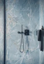 Gresowa niebieska płytka Casalgrande Padana Alabastri Smooth 90x90 imitująca kamień w satynowym wykończeniu pod kabiną prysznicową w aranżacji z czarną podtynkową baterią prysznicową