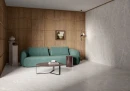 Gresowa, płytka imitująca szary kamień z białymi żyłkami Casalgrande Padana Alabastri White Smooth 90x90 w satynowym wykończeniu na podłodze i ścianie salonu z metalowym okrągłym stolikiem, zieloną kanapą i drewnianą ścianą