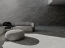 Szara gresowa płytka podłogowa imitująca beton z białymi żyłami Stargres Keystone Soft Grey Rett. 60x120 w matowym wykończeniu na podłodze w salonie z szarym wypoczynkiem