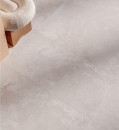 Gresowa płytka imituąca szary beton, Stargres Matera White Matt Rett. 60x120 w wykończeniu powierzchni matowym na podłodze pomieszczenia z jasnym taboretem drewnianego wykończenia