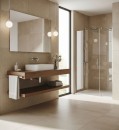 Elegancka łazienka z prysznicem walk-in ze szklaną ścianką, minimalistyczną armaturą i podłogą z płytek Marazzi Slow Sabbia Strutturato 120x120 cm MFZW, harmonizującą z dużym oknem