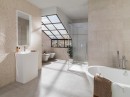 Łazienka z beżowymi płytkami imitującymi kamień Porcelanosa Rodano Caliza