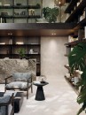 Salon z beżowymi płytkami imitującymi kamień Porcelanosa Saddle Topo