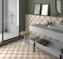 Gresowa szara płytka małoformatowa Equipe Kasbah Star Bone 16,8x16,8 w nowoczesnej łazience z dużym przeszklonym prysznicem, wiszącym lustrem na ścianie i umywalką oraz półkami pod spodem