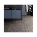 Gresowa grafitowa płytka małoformatowa Equipe Kasbah Star Mud 16,8x16,8 w matowym wykończeniu położona na podłodze w łazience, na ścianie zamontowana szafka wraz z umywalką