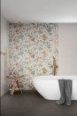 Łazienka z prostymi, białymi płytkami Marazzi White Deco 60x180 MADS, które stanowią idealne tło dla nowoczesnych armatur i dodatków