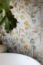 Nowoczesna łazienka z wolnostojącą wanną i złotymi elementami armatury, gdzie ściana za wanną wyłożona jest płytkami Marazzi White Deco Botanica Touch 60x180 cm MAE6, nadającymi wnętrzu naturalny i elegancki wygląd