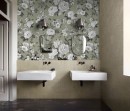 Jasna łazienka z wolnostojącą wanną i roślinnością w tle, gdzie ściana za wanną wyłożona jest płytkami Marazzi White Deco Decoro Roseto Touch 60x180 cm MF97, nadającymi wnętrzu elegancji i świeżości