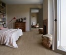 Wizualizacja przestronnego salonu z minimalistycznymi meblami, w którym płytki Marazzi Vivo Tabbaco 20x150 cm MN95 na podłodze tworzą ciepłą i elegancką bazę dla wystroju wnętrza