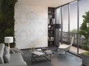 Salon z widokiem na taras, dekoracyjną ścianą, szarą sofą, fotelem wypoczynkowym i płytkami podłogowymi imitującymi kamień Porcelanosa Verbier Dark