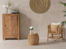 Wnętrze z drewnianą szafką, fotelem wypoczynkową i beżowymi płytkami imitującymi kamień Porcelanosa Verbier Sand