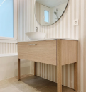 Łazienka z beżowymi płytkami ściennymi Porcelanosa Belice Caliza 33,3x100