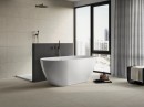Płytka gresowa, podłogowa w kolorze beżowym i matowym wykończeniu, Cifre Acron Ivory Mate N-Plus SI Rect. 60x120, położona na podłodze w nowoczesnej łazience, w której znajduje się biała owalna wanna wraz z prysznicem i dużym oknem z widokiem na miasto.