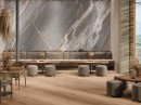 Wnętrze z marmurową ścianą oraz płytkami podłogowymi drewnopodobnymi Porcelanosa London Arce