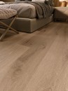 Płytka podłogowa drewnopodobna w sypialni Porcelanosa London Nogal