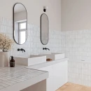 Gresowa płytka dekoracyjna Gayafores Deco Artis Clay 32x62,5 w biało szarym kolorze naturalnie postarzana na ścianach łazienki w połączeniu z czarnymi futurystycznymi akcentami w czarnym kolorze