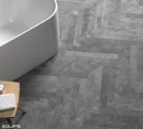 Gresowa podłogowo-ścienna płytka cegiełka imitująca grafitowy kamień Equipe Marmoris Anthracite 7,5x60 wyłożona na podłodze łazienki w jodełkę