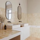 Dekoracyjna gresowa płytka ścienna Gayafores Deco Artis Moca 32x62,5 na ścianach łazienki z wykończeniem w postaci czarnych elementów łazienkowych takimi jak baterie podtynkowe