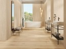 Łazienka z białą wanną wolnostojącą i płytkami drewnopodobnymi Porcelanosa London Sand
