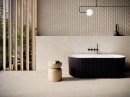 Nowoczesna łazienka z owalną brązową wanna oraz stolikiem w kremowym kolorze, nad wanną wisi lampa a na podłodze położone są płytki Cifre Athea Cream Mate Rect. 120x120