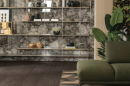 Salon z zieloną kanapą, płytkami drewnopodobnymi na podłodze Florim Creative Design Nature Mood Plank_03, ozdobnym regałem i płytkami na ścianie imitującymi marmur Florim Creative Design Nature Mood Riverbed