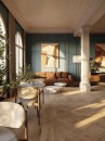 Eleganckie, jasne wnętrze przestrzeni restauracyjnej z dekoracyjną sztukaterią, filarem, dużymi oknami łukowymi, brązową sofą oraz płytkami podłogowymi drewnopodobnymi Porcelanosa Cambridge Arce