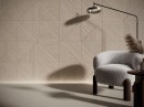 W pomieszczeniu znajduje się lampa, fotel wypoczynkowy w jasnych kolorach oraz stolik, a na ścianie położone są płytki Cifre Geometric Maple Mate Rect. 40x120