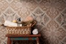 Podłogowa płytka dekoracyjna patchworkowa Peronda FS 1827 Clay 22,3x22,3 na ścianie łazienki w połączeniu z drewnianymi meblami