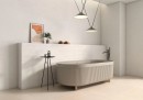 Płytka ścienna w kolorze białym, wykończenie powierzchni matowe, Geotiles Portland Blanco 36x80 położona na ścianie w łazience, gdzie znajduje się wolnostojąca wanna, wiszące lampy oraz stolik na świeczki
